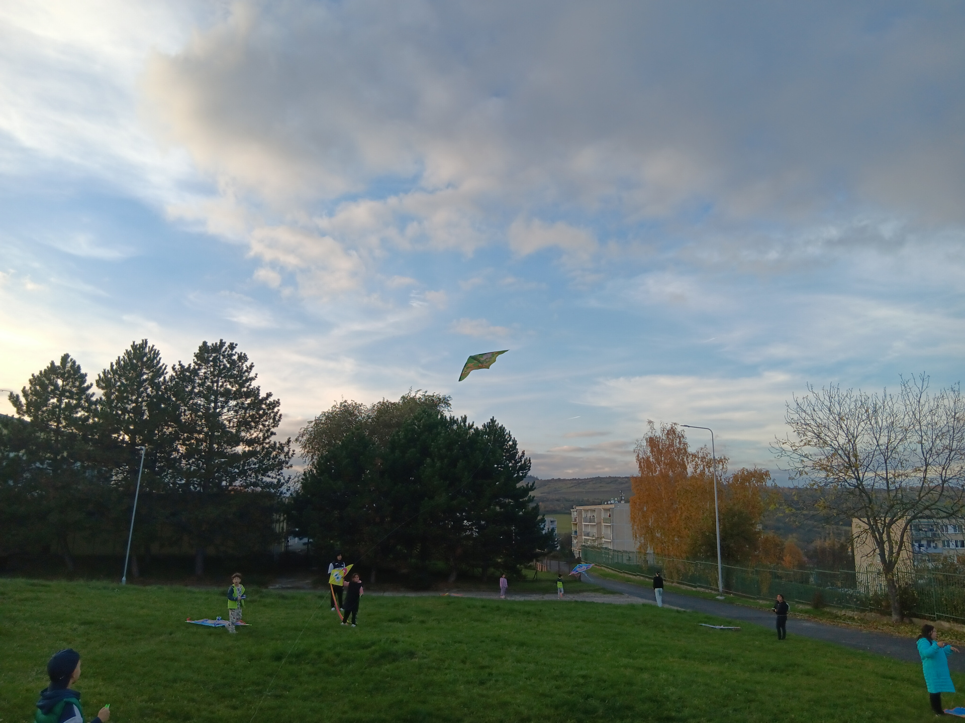 Dne 31.10.se konala odpoledne drakiáda. Z naší třídy nikdo nepřišel, což je velká škoda. Tak třeba vás nalákají fotky a přijdete za rok :-) 