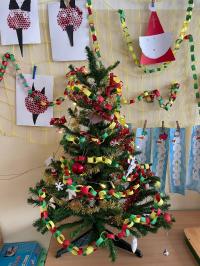 Náš vánoční stromeček s ručně vyrobenými řetězy
